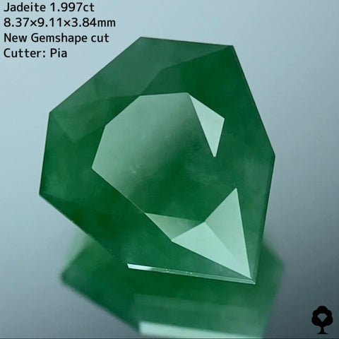 ほどよい濃さの緑で優しく面白さもある新宝石型カット★ヒスイ(翡翠)1.997ct【3ZBご利用可】