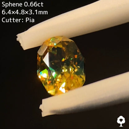 シャープなカットに仕上げられたファイアーギラギラマダガスカルゴールド★スフェーン 0.66ct