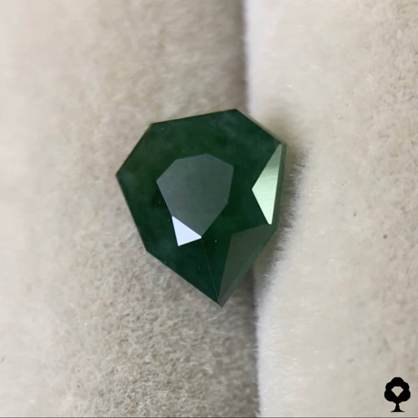 濃厚な美深緑のヒスイがナント新宝石型カットに★ヒスイ(翡翠)0.768ct【2ZBご利用可】