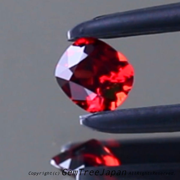 こちらは自慢のカットばかりで展開する"スピネル博物館🏛"第1弾はオレンジレッド0.63ct「いきなりタイムセール豪華3本立て❗️」でご紹介です🙌
