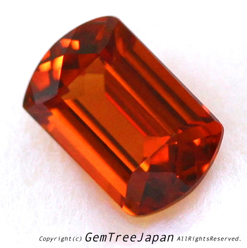 特殊なカッティングで反射するような輝きが走るスペサタイトガーネット0.88ct