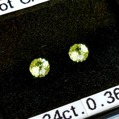 宝石形💎✖️６コ浮かぶピアッちゃん新カット💚パロットクリソベリル0.34ct/0.36ct