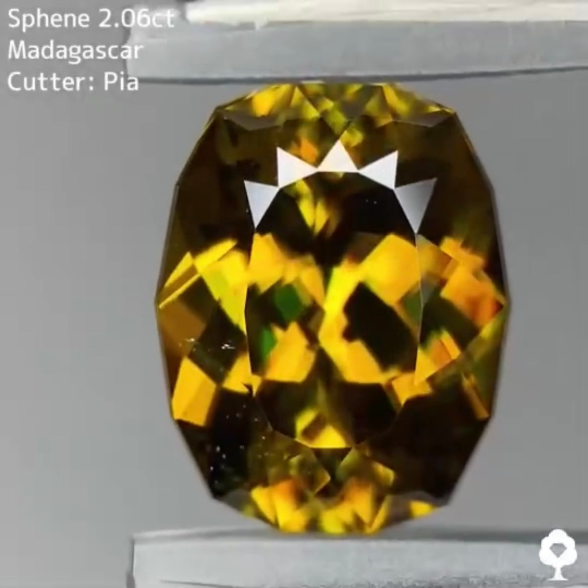 濃厚ゴールドから放たれるファイアーと華やかな煌めき★スフェーン 2.06ct ピアッちゃん作品