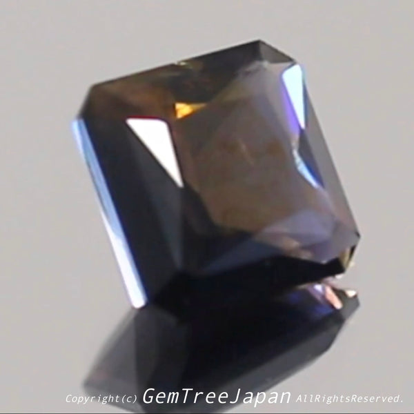 これぞアイオライトの面白さ😄こちらは1.41ct✨“青”特集 & “緑”特集 番外編❗半端ない多色感️👍