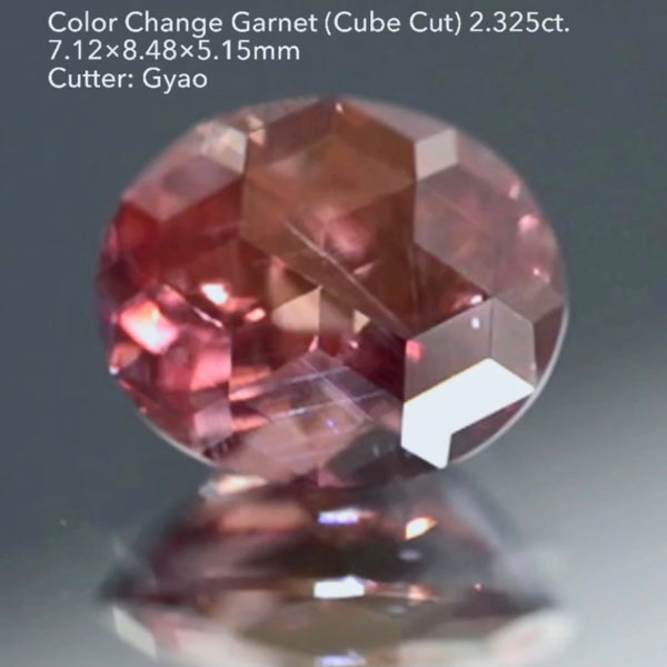 シブさのあるセピアピンクから白熱灯で🔥燃えるようにチェンジ✨💎🔦肉眼では見えない針インクルがまたカッコいい🪡カラーチェンジガーネット 2.325ct キューブ ゲオちゃん作品