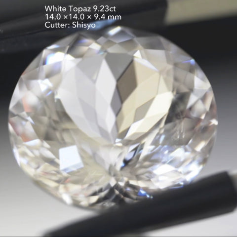 あまりにもキレイなラウンド🌝純白の輝きとフラワーカットが圧巻💎✨🏵ホワイトトパーズ9.23ct