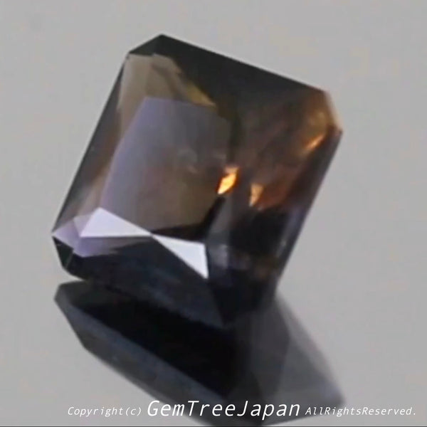 これぞアイオライトの面白さ😄こちらは1.41ct✨“青”特集 & “緑”特集 番外編❗半端ない多色感️👍