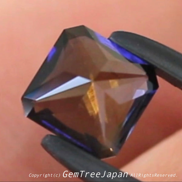 これぞアイオライトの面白さ😄こちらは1.41ct✨“青”特集 & “緑”特集 番外編❗半端ない多色感️👍