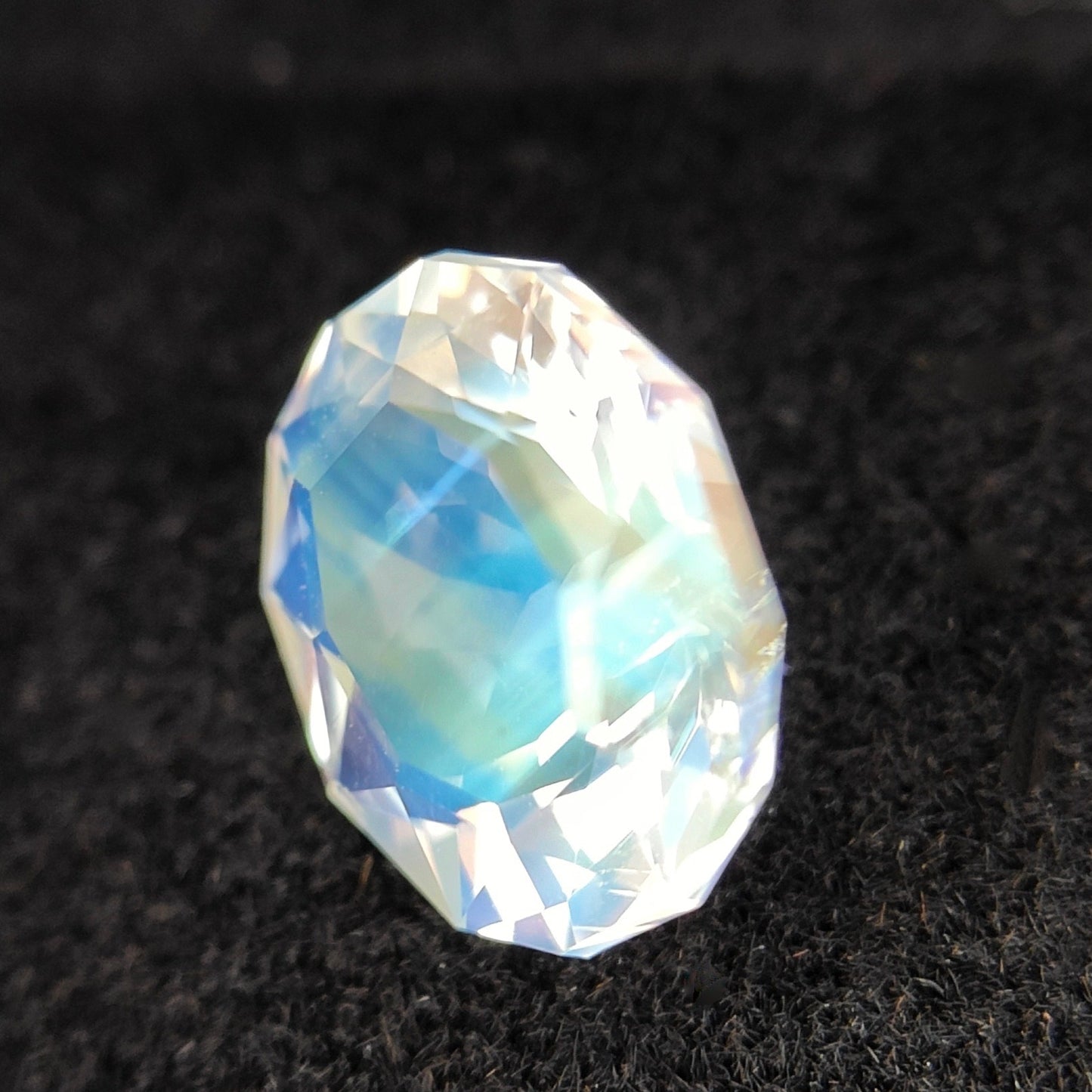 💎✖️８✨宝石形が見えるピアッちゃん新カット💎インクル見えるこの結晶感が幻想的🦄レインボームーンストーン1.400ct