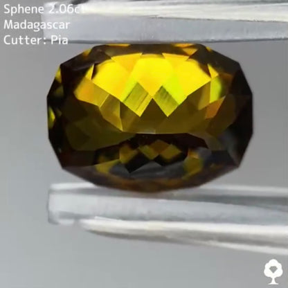 濃厚ゴールドから放たれるファイアーと華やかな煌めき★スフェーン 2.06ct ピアッちゃん作品