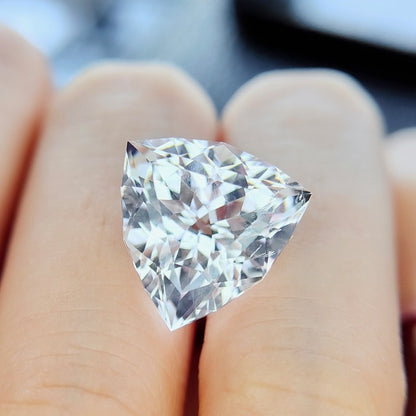 ジャパニーズダイヤモンド✨澄み切ったしなやかな輝きから目が離せない✨ダンビュライト7.768ct✨ピアッちゃん作品