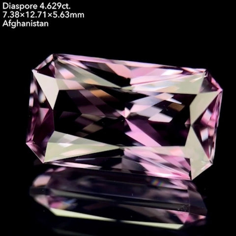 ゲオちゃんのオクタゴンリボンカット！ワンポイントプラスでより洗練された輝き★ダイアスポア4.629ct【カッター当てクイズ作品③】