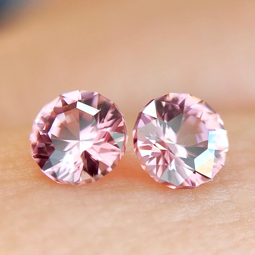 レアなシッカリピンクカラー💖✨ペアで登場♬ZBカットで楽しむピンクジルコン0.314ct/0.331ct★ピアッちゃん作品