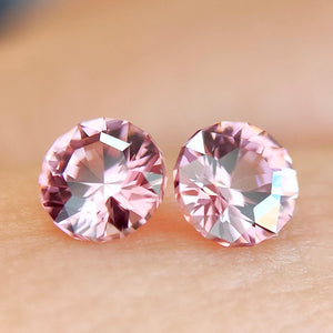 レアなシッカリピンクカラー💖✨ペアで登場♬ZBカットで楽しむピンクジルコン0.314ct/0.331ct★ピアッちゃん作品