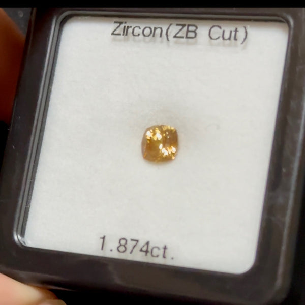 【価格交渉＋12ZB × 1.5倍ご利用専用ページ🦐】8個の宝石形が浮かび上がるファンシークッションZBカット💎オレンジも感じる華やかな美色ブラウニッシュゴールドジルコン 1.874ct