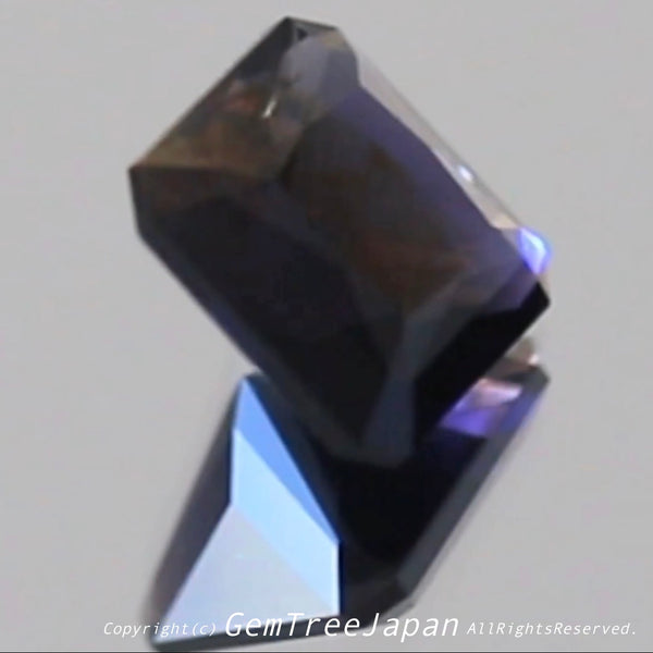 これぞアイオライトの面白さ😄こちらは1.41ct✨“青”特集 & “緑”特集 番外編❗半端ない多色感️👍