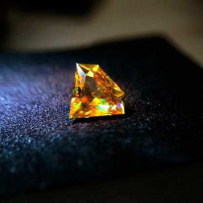 ハッとする明るいゴールドの宝石形★マダガスカル産スフェーン 2.360ct