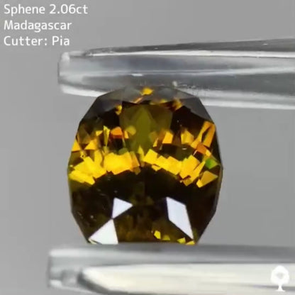 濃厚ゴールドから放たれるファイアーと華やかな煌めき★スフェーン 2.06ct ピアッちゃん作品