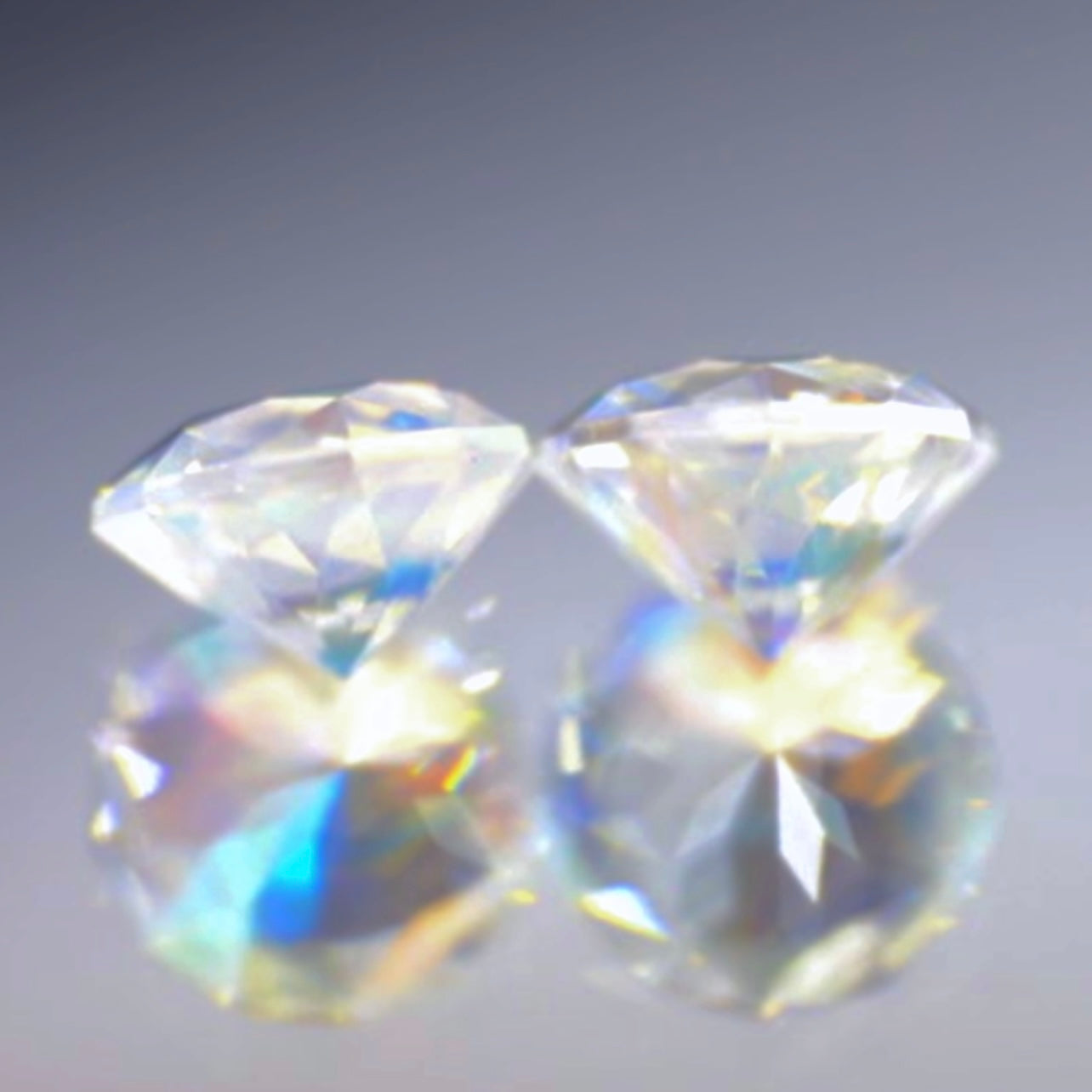 「12角形」で仕上げた奇跡の2個セット🌈🌕💎レインボームーンストーン0.823ct & 0.863ct✨ピアッちゃん作品✌️