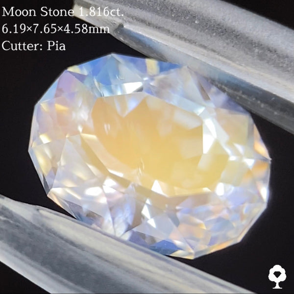噂の新カットで仕上げられたオレンジシラーのムーンストーン1.160ct/ピアッちゃん作品