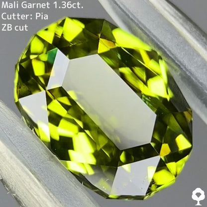 爽やかで深みもある美色のテーブル周りには宝石のカタチ★マリガーネット 1.36ct