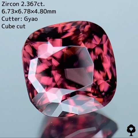 サンセットピンクが濃厚な果実の味わいを思わせる★ジルコン 2.367ct【Cube cut】
