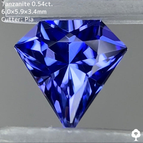 宝石形のシャープさと美色ブルーがたまらなくカッコいい★タンザナイト 0.54ct