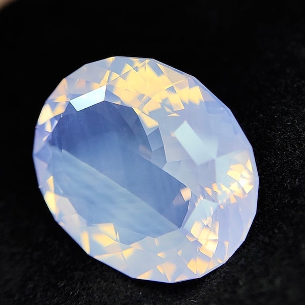 アメラテはいかが？✨混ざり合うミルクがお洒落✨バイカラーチックなミルキーアメジスト18.654ct✨ピアッちゃん作品〜宝石形が浮かぶZBカット〜