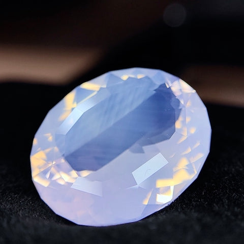 アメラテはいかが？✨混ざり合うミルクがお洒落✨バイカラーチックなミルキーアメジスト18.654ct✨ピアッちゃん作品〜宝石形が浮かぶZBカット〜