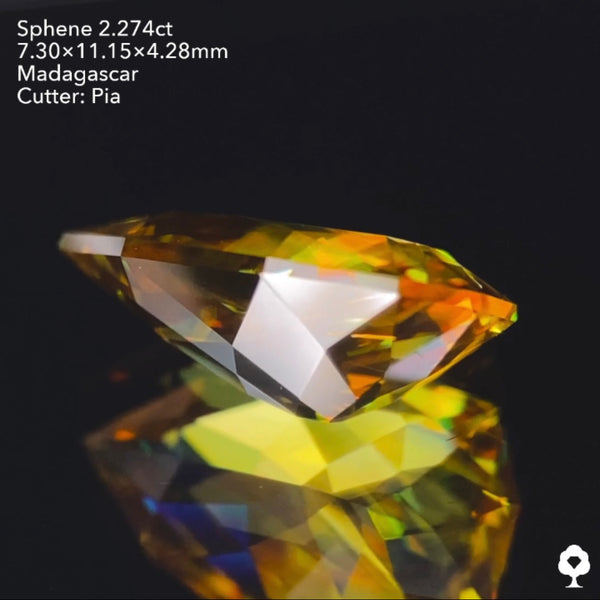 槍型から放たれるカラフルなファイアーが抜群のマダガスカル産★スフェーン2.274ct ピアッちゃん作品