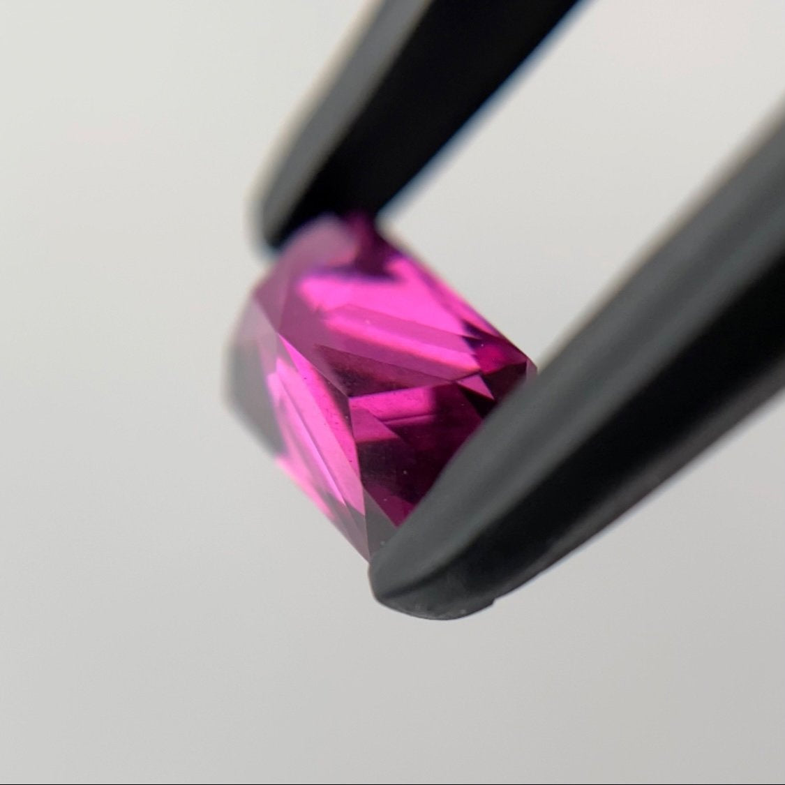 👽ただのオクタゴンではない★ロードライトガーネット0.73ct ピアッちゃん作品