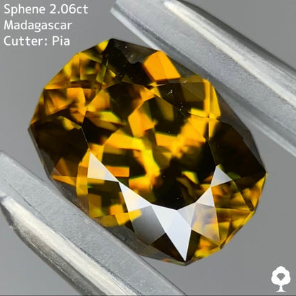 濃厚ゴールドから放たれるファイアーと華やかな煌めき★スフェーン 2.06ct ピアッちゃん作品