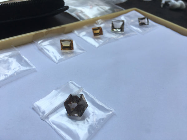バンコク現地出品🇹🇭カット職人アディダスの六角形カット❗️スモーキークウォーツ6.18ct