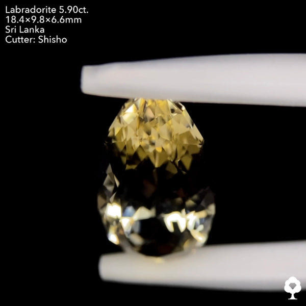 【SOLD OUT】圧倒的な存在感と細やかな煌めきを放つロングファンシーペアシェイプ★ラブラドライト5.90ct. 師匠作品★お問合せ特別価格★