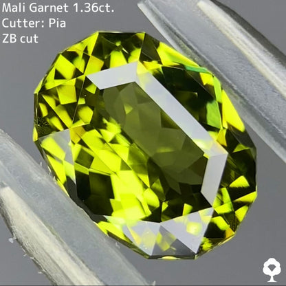 爽やかで深みもある美色のテーブル周りには宝石のカタチ★マリガーネット 1.36ct