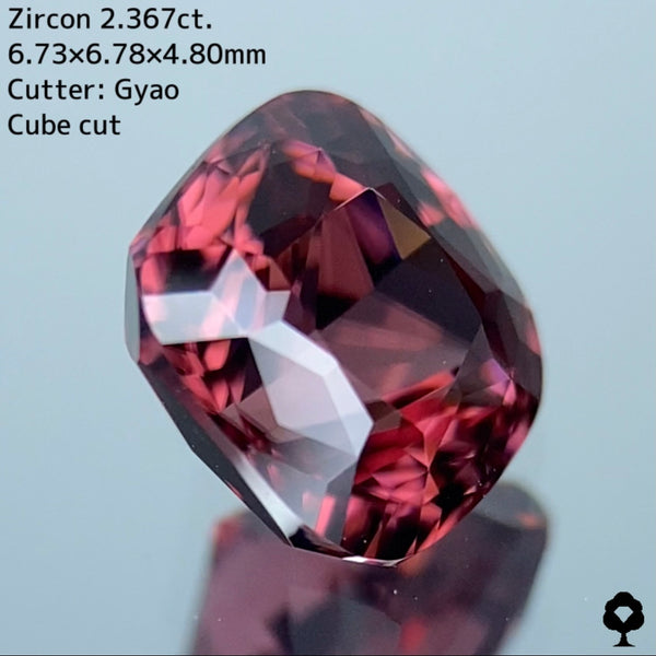 サンセットピンクが濃厚な果実の味わいを思わせる★ジルコン 2.367ct【Cube cut】