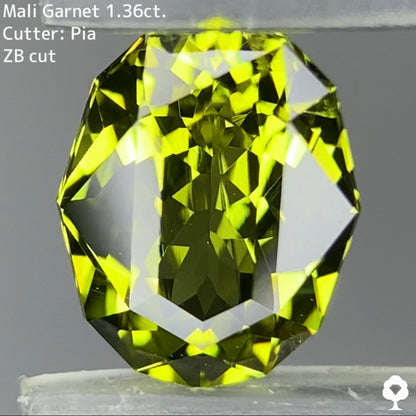 爽やかで深みもある美色のテーブル周りには宝石のカタチ★マリガーネット 1.36ct