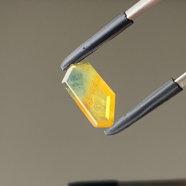 美しい虹インクルとパーティ感ある色合い★サファイア 1.55ct レイちゃん作品