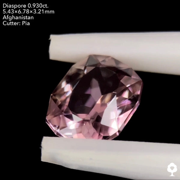 ピンクとパープルが見え隠れする美しい多色性★ダイアスポア0.930ct. ピアッちゃん作品
