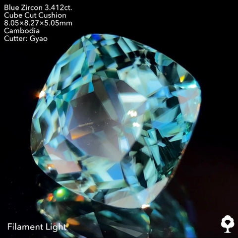 変則キューブと複雑なカットが織りなすクロスする煌めき★ブルージルコン3.412ct ゲオちゃん作品