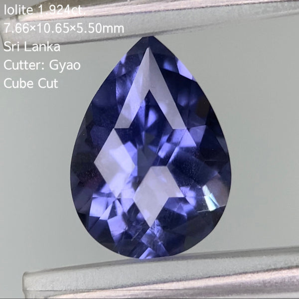 鋭い変則キューブが紋章のようなペアシェイプ★アイオライト1.924ct.ゲオちゃん作品