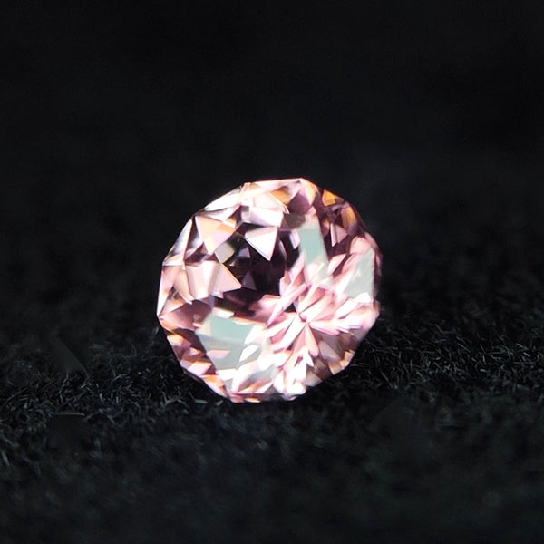 【チャットオークション御落札様専用】レアなシッカリピンクカラー✨ ZBカットで楽しむピンクジルコン0.244ct★4ZBご利用価格★