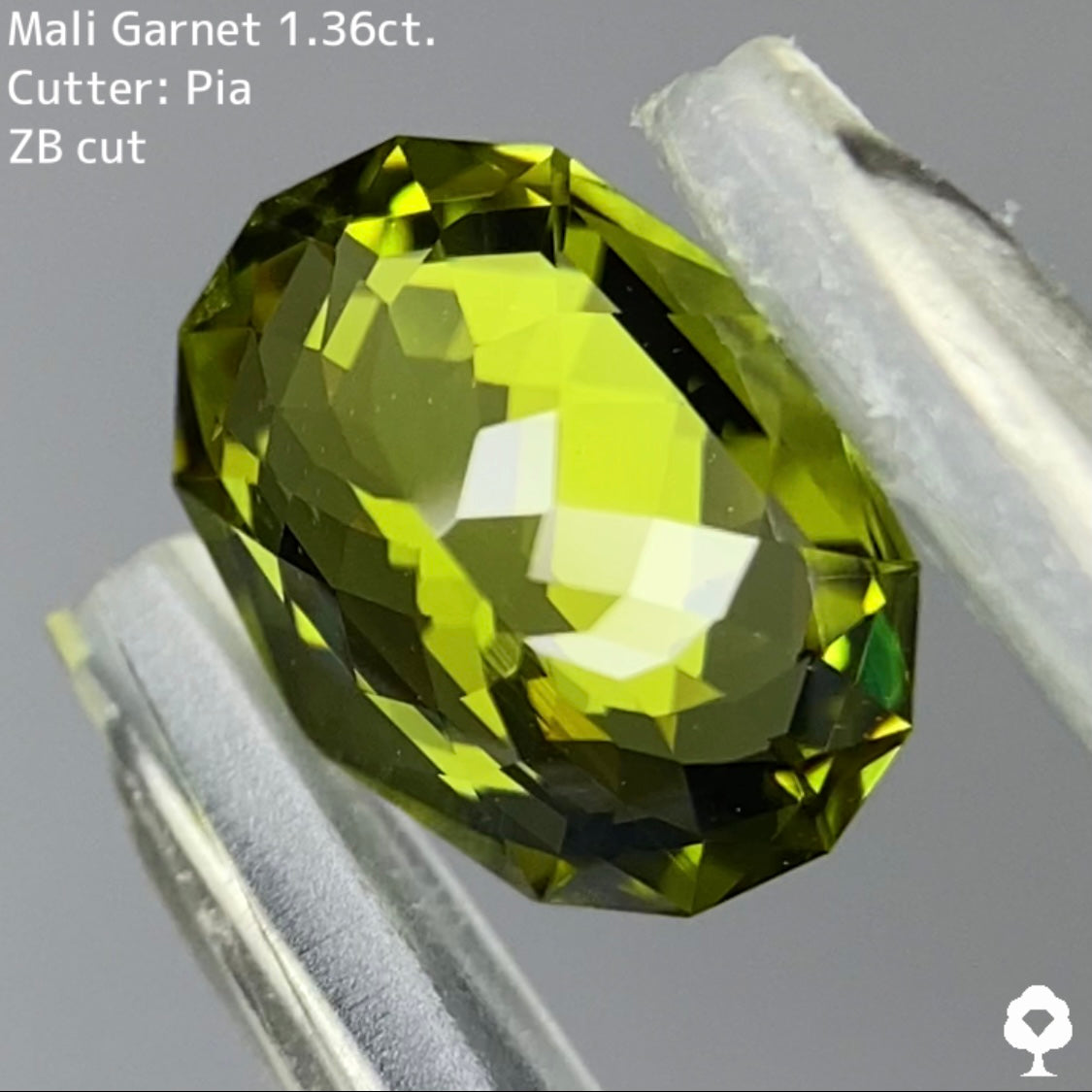 爽やかで深みもある美色のテーブル周りには宝石のカタチ★マリガーネット 1.36ct