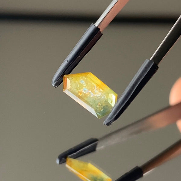 美しい虹インクルとパーティ感ある色合い★サファイア 1.55ct レイちゃん作品