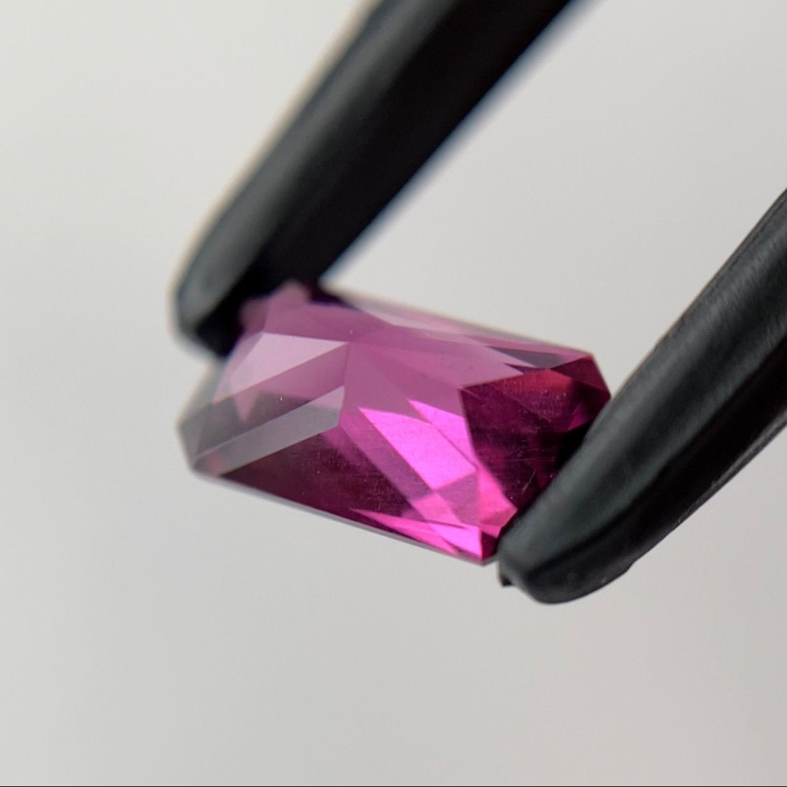 👽ただのオクタゴンではない★ロードライトガーネット0.73ct ピアッちゃん作品