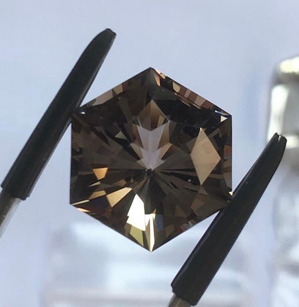 バンコク現地出品🇹🇭カット職人アディダスの六角形カット❗️スモーキークウォーツ6.18ct