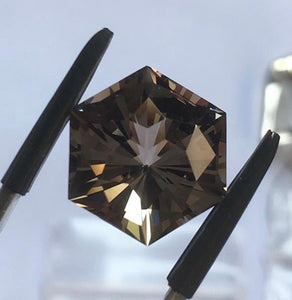 バンコク現地出品🇹🇭カット職人アディダスの六角形カット❗️スモーキークウォーツ6.18ct