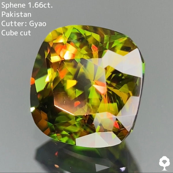 美しいグリーンの地色にゴールドが混ざり合う縁取りキューブクッション★スフェーン 1.66ct【Cube cut】