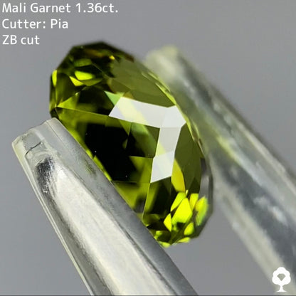 爽やかで深みもある美色のテーブル周りには宝石のカタチ★マリガーネット 1.36ct