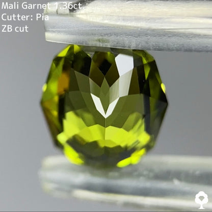 爽やかで深みもある美色のテーブル周りには宝石のカタチ★マリガーネット 1.36ct